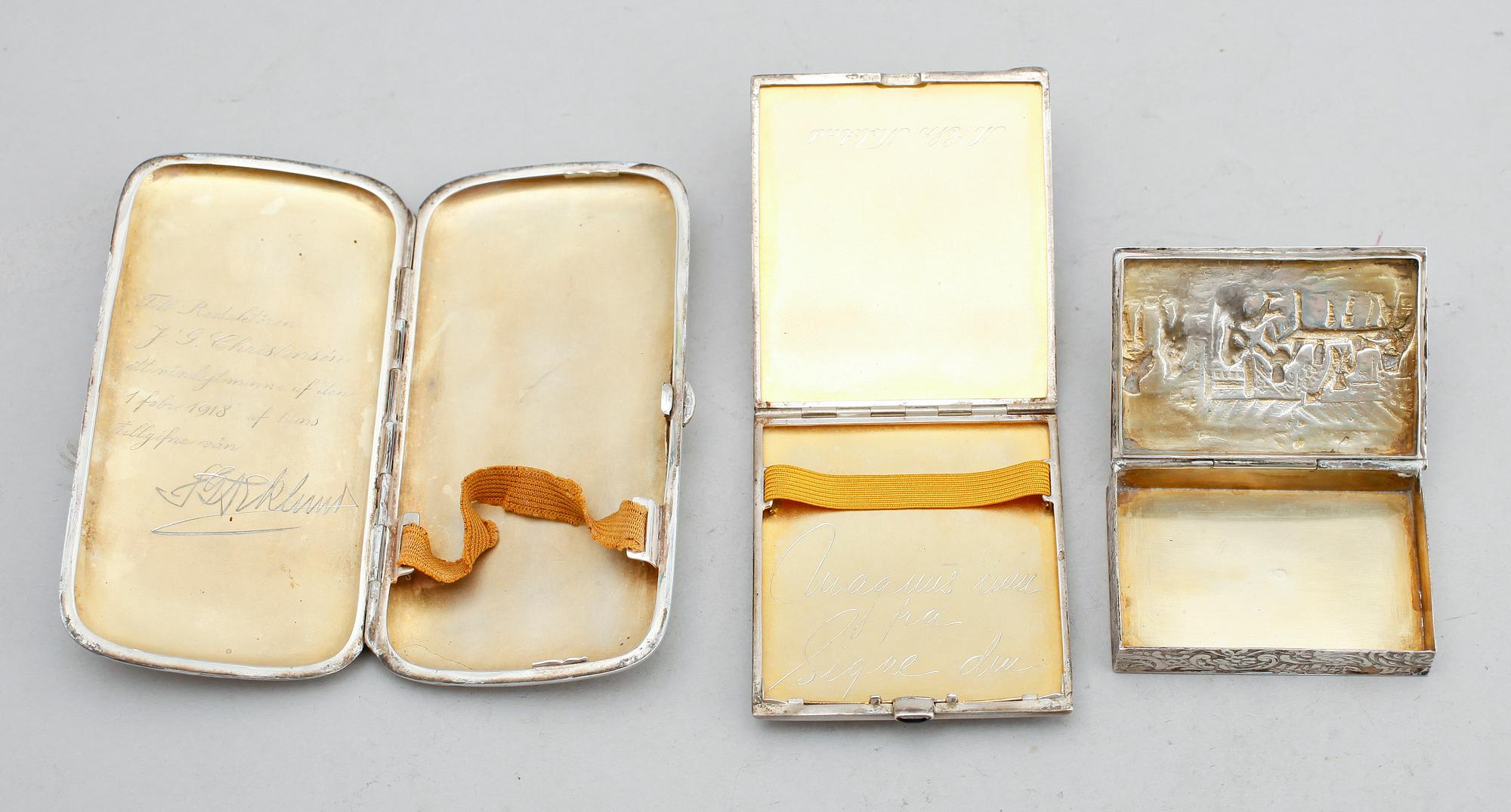 CIGARRETUIN 2 st samt DOSA, silver, 1900-talets första hälft. Tot vikt ca 292 g.