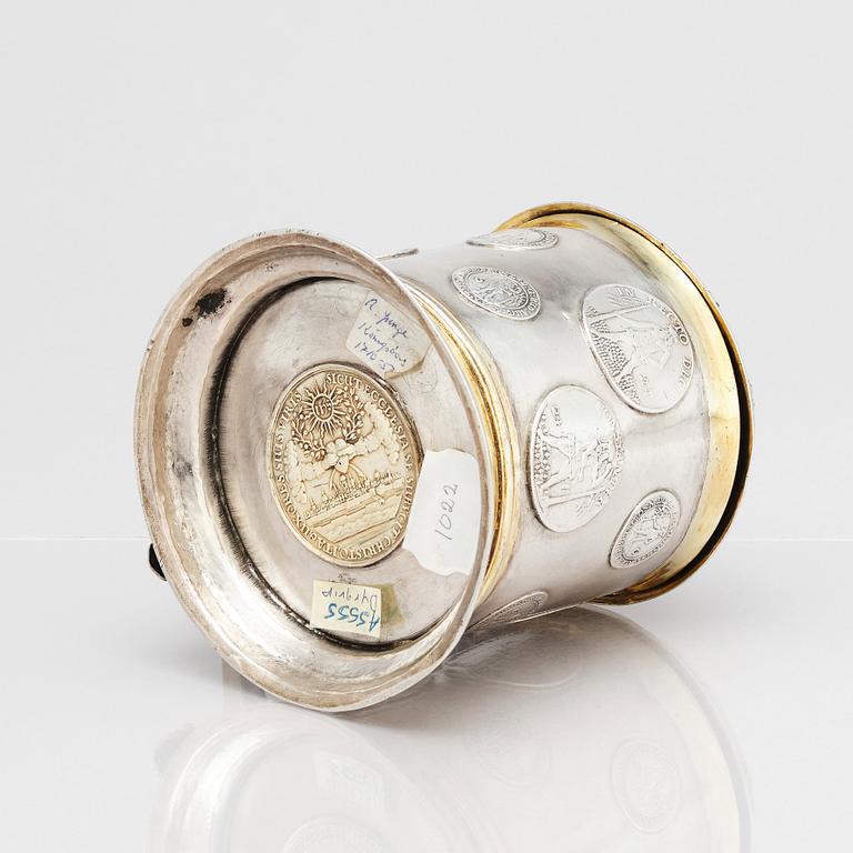 Andreas Junge I, dryckeskanna, delvis förgyllt silver, Königsberg, möjligen 1736.