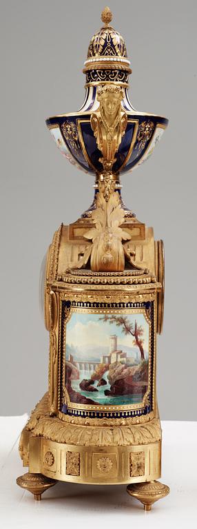 GARNTIYR, fem delar, porslin och brons. Frankrike, 'Sèvres', 1800-tal. Signerat P.D. Boucher.