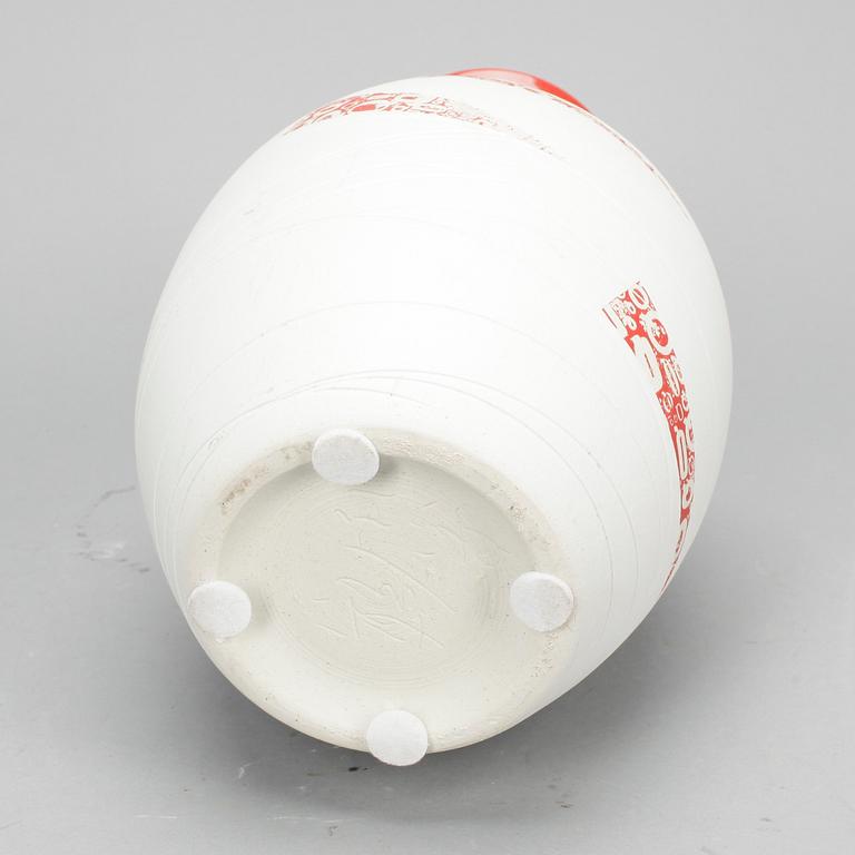 VASER, 2 st. Porslin, Kina, modern tillverkning.