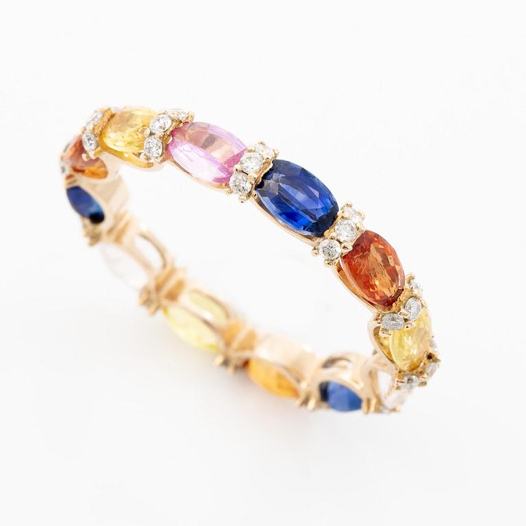 Ring in 14K gold with oval multi-coloured sapphires and small brilliant-cut diamonds.