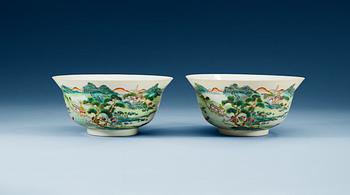 1559. A pair of famille rose bowls, first half of 20th Century, with seal mark.