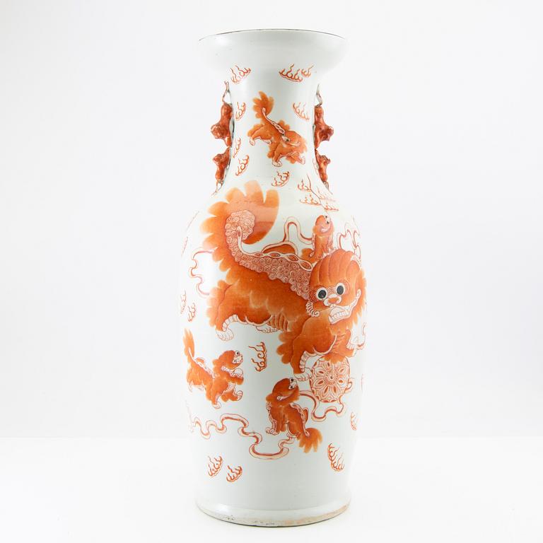 A Chinese buddhist lion vase, 20th Century.