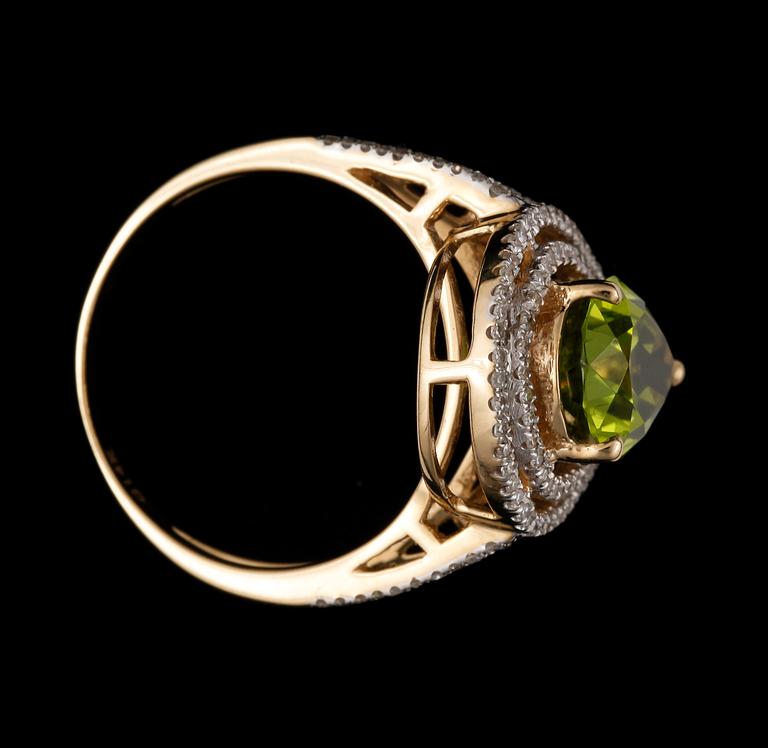 RING, 14k guld med droppslipad peridot och små diamanter. Vikt ca4,8g. 2000-tal.