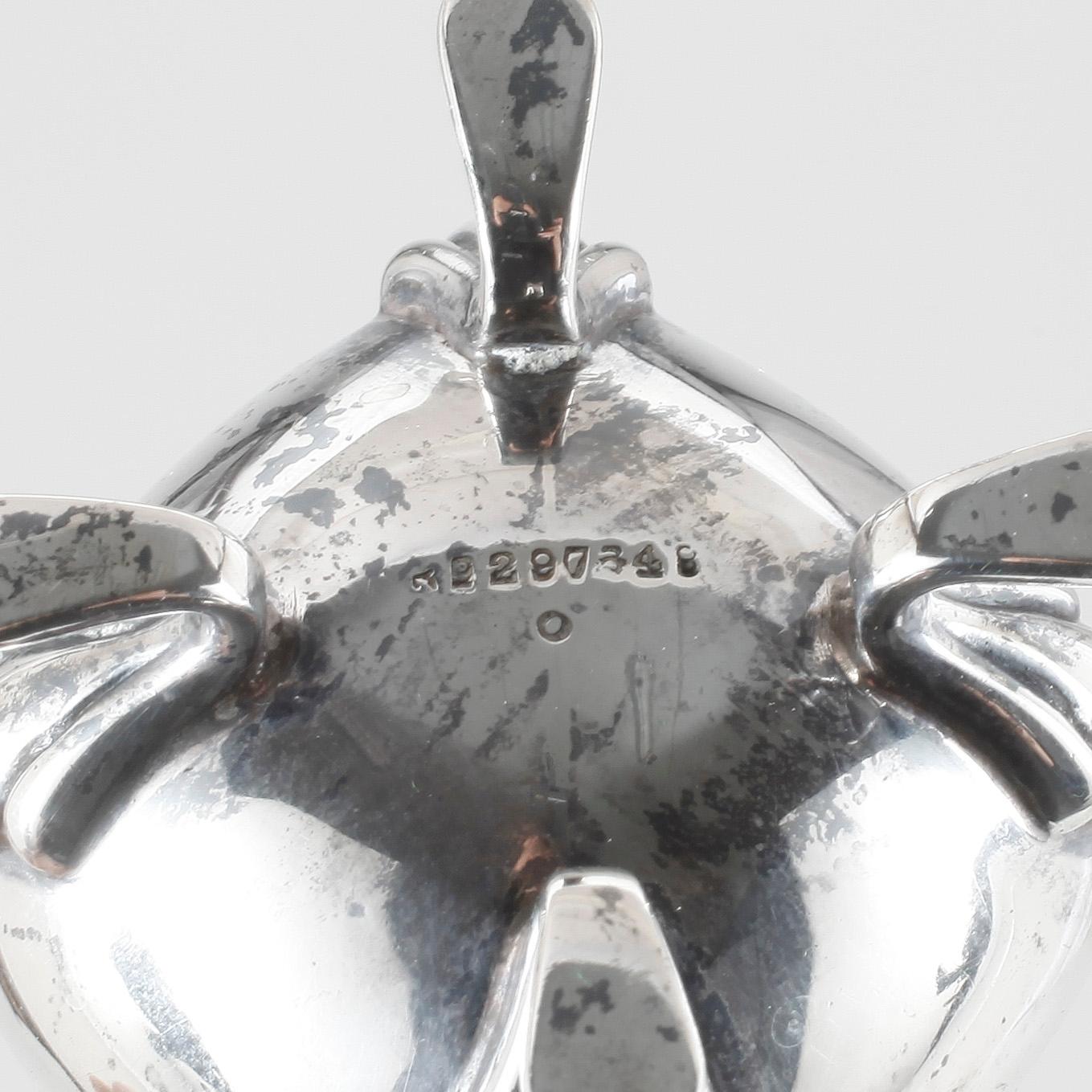 SALT- OCH PEPPARSTRÖARE I ETUI, ett par snarlika, silver, Chester resp Birmingham 1907. Tot ca 113 gram.