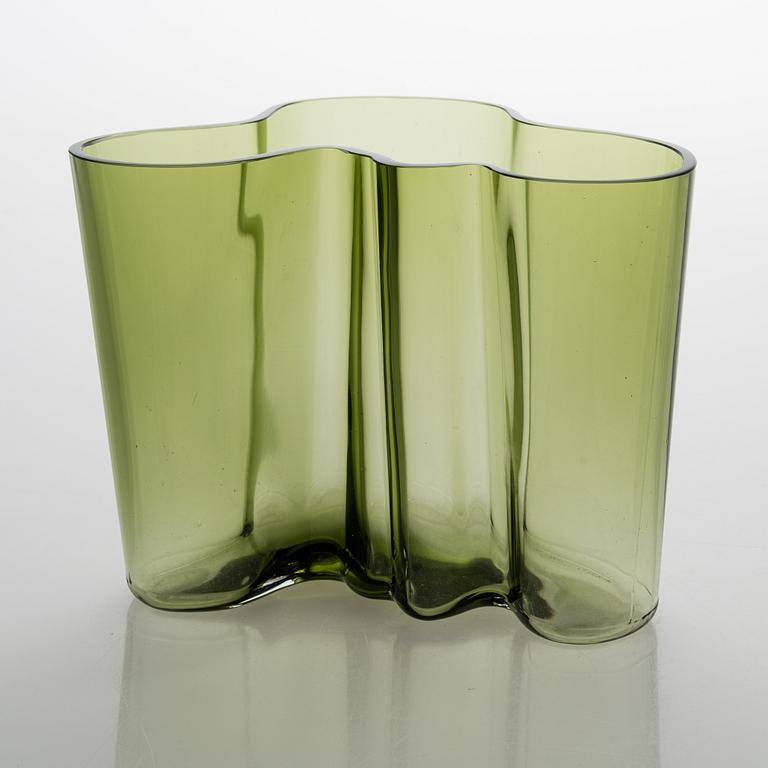 Alvar Aalto, 'Savoy' 50-year jubilee glass vase, signed A. Aalto 1936-1986 Iittala 470/8000.