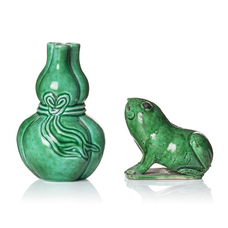 A green glazed triple gourd vase and a brush washer, Qing dynasty, 19th century.