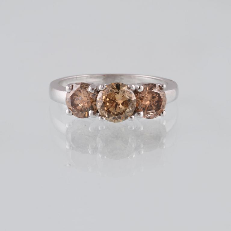 RING, 18K vitguld med 3 briljantslipade diamanter ca 2.41 ct. Vikt 4,7 gram.