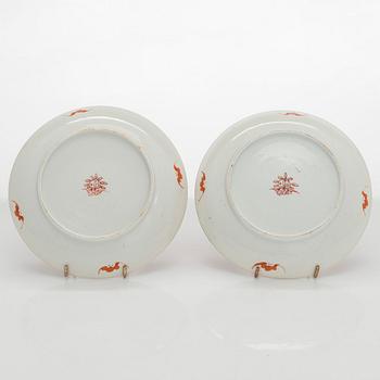 Tallrikar, 2 + 2 st, porslin, Kina, Qingdynastin, 1900-tal.