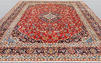 A Keshan carpet, approx. 395 x 300 cm.