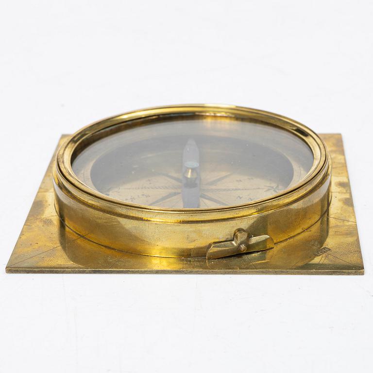 Compass, by Johan Gustaf Hasselström, instrument maker in Stockholm 1775-1812.