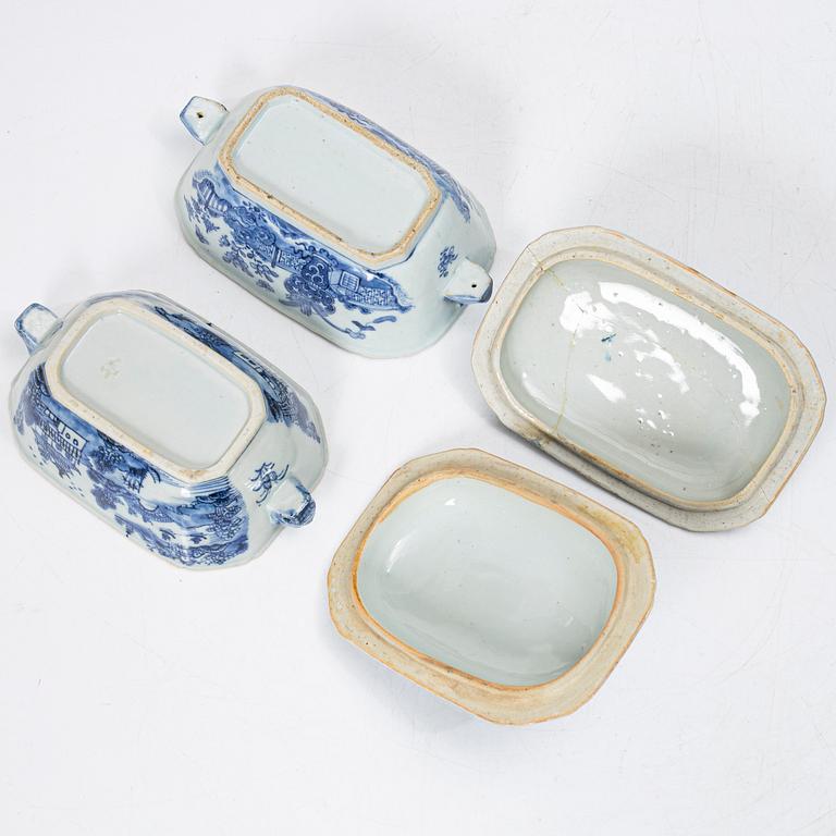 Fat samt smörterriner med fat, 2 st, porslin, Kina, Qianlong (1736-95).