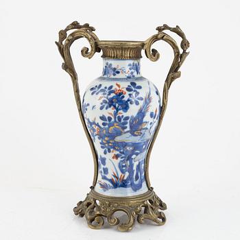 A Chinese imare porcelain vase, Qing dynasty, 18th century.