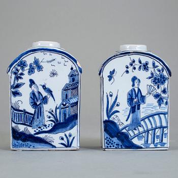 TEDOSOR, ett par, fajans, omkring 1900.