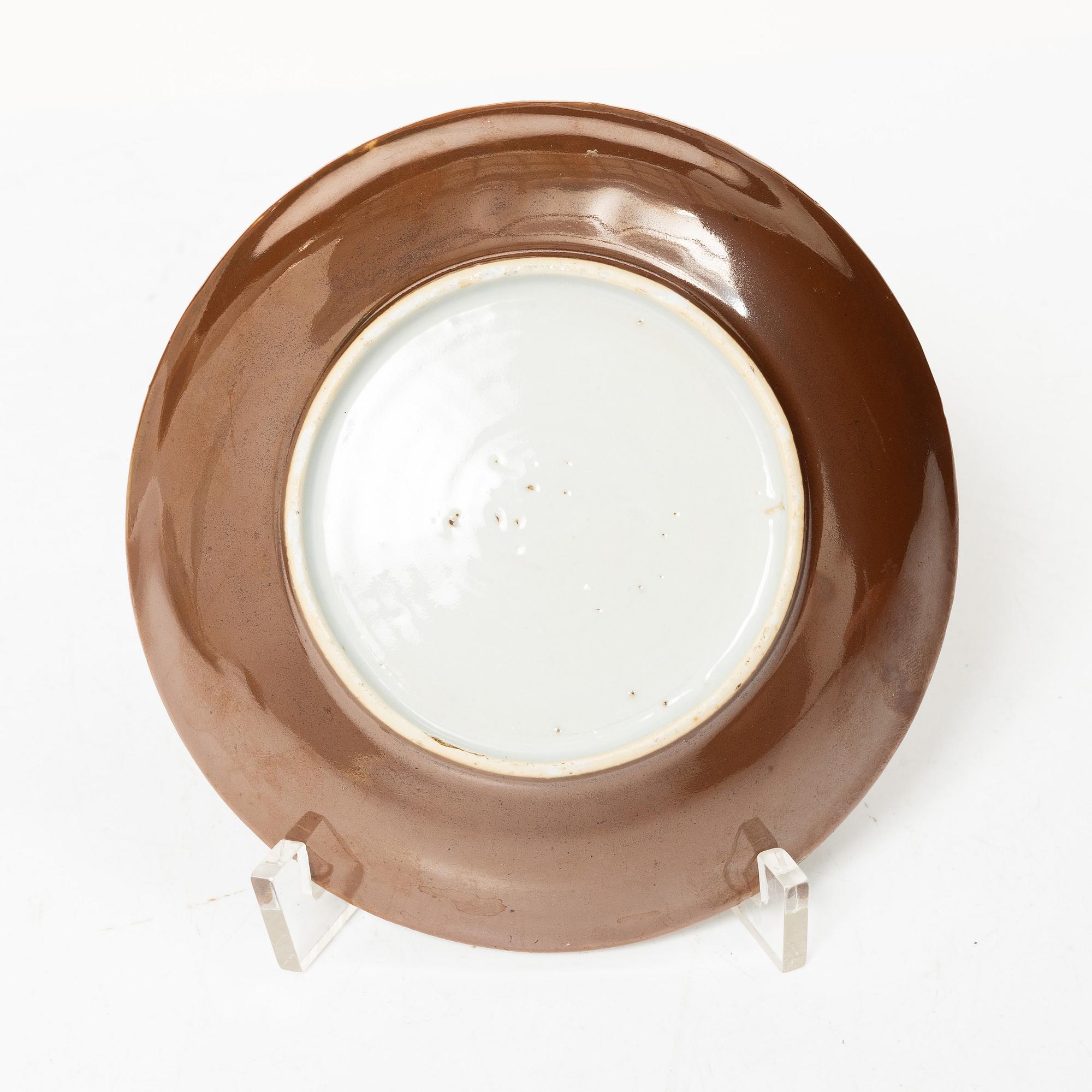 An imari cup with saucer and two dinner plates, Qing dynasty, Kangxi (1662-1722).