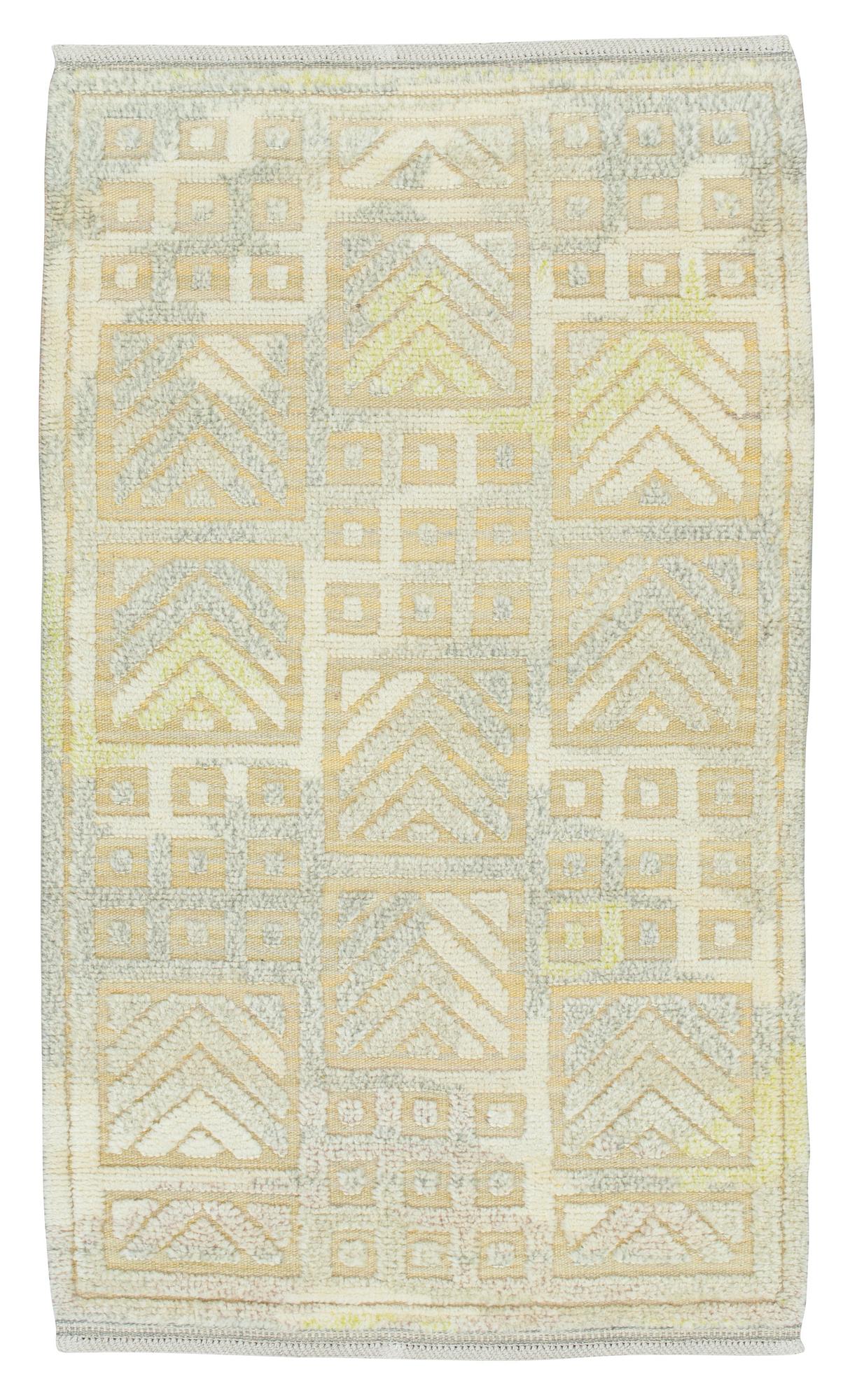 CARPET. Pile in relief. 139,5 x 81,5 cm. Signed ES at the back.