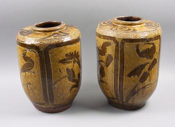 VINKÄRL, 2 st. Lergods, Kina.