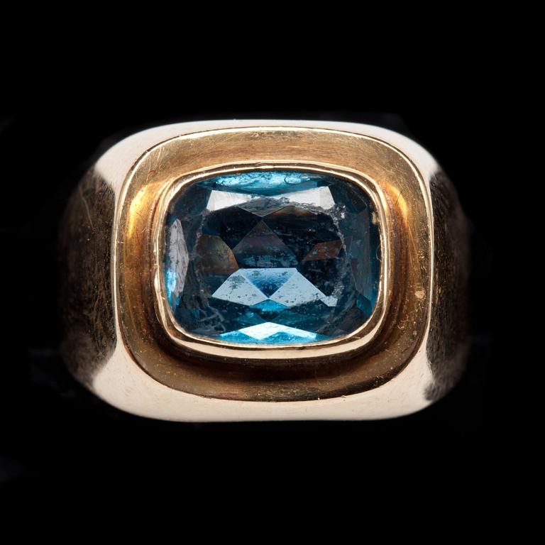 RING, 14 k guld med akvarmarin. Vikt c:a 4 g.