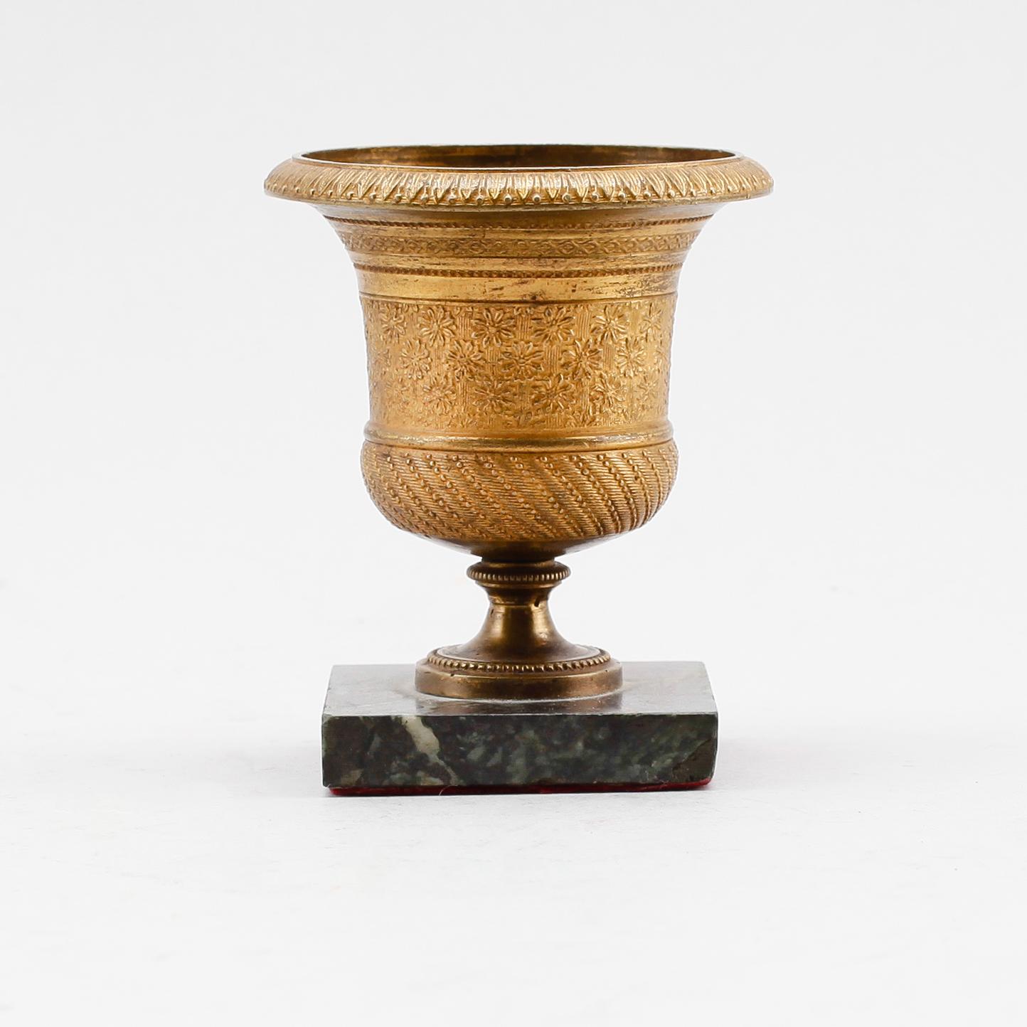 URNA, förgylld brons, empire, 1800-talets första hälft.