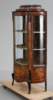 VITRINSKÅP, Louis XVI-stil, sent 1800-tal.