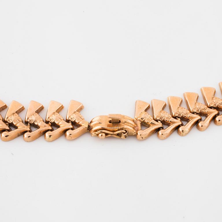 A necklace with Italian hallmarks.