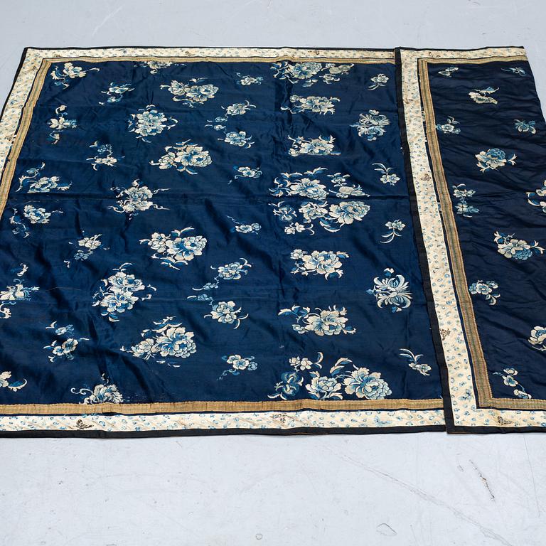 An embroidered silk panel, late Qing dynasty.