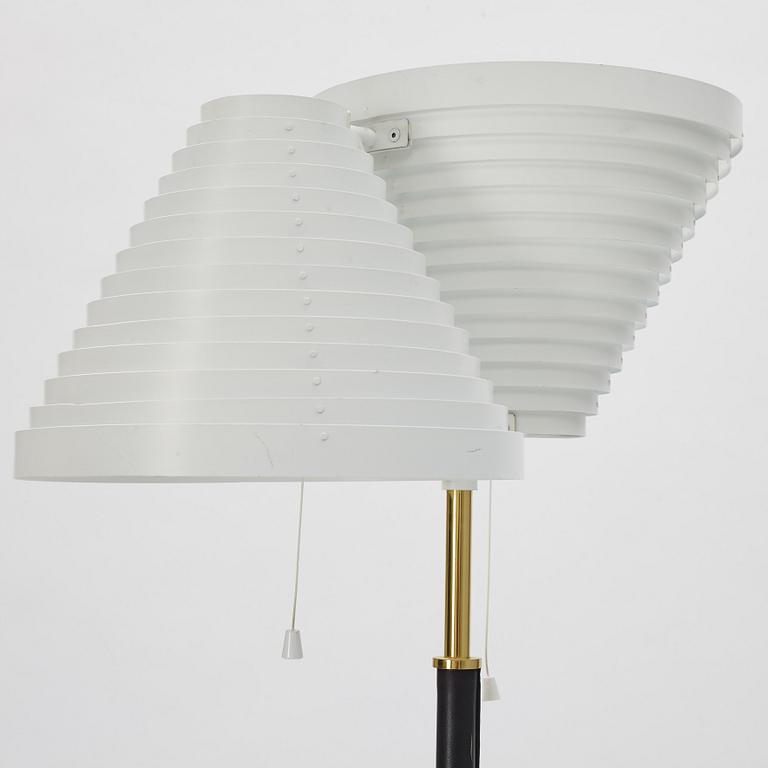 Alvar Aalto, a model A810 floor lamp,  Valaisinpaja Oy, Finland, 1900-talets slut.