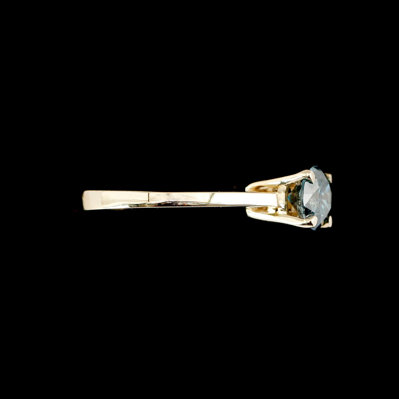 RING, 14 k guld, turkosblå briljantslipad diamant ca 0.90 ct.