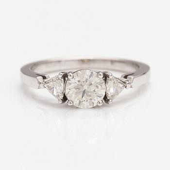 Ring, 14K vitguld, diamanter ca 1.31ct tot. AIG-certifikat.