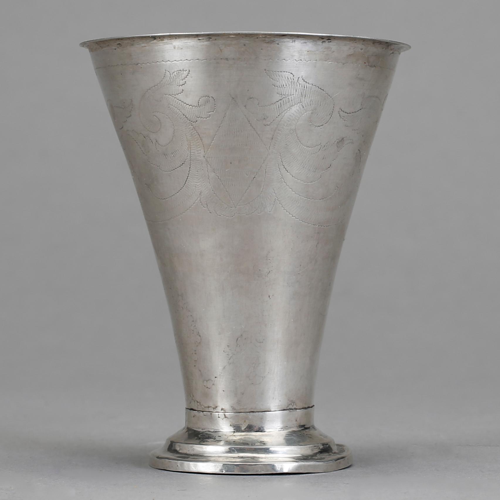 BÄGARE, silver. Troligen Lars Löfgren, Hudiksvall. Omkring 1800. Vikt ca 19,7 g.