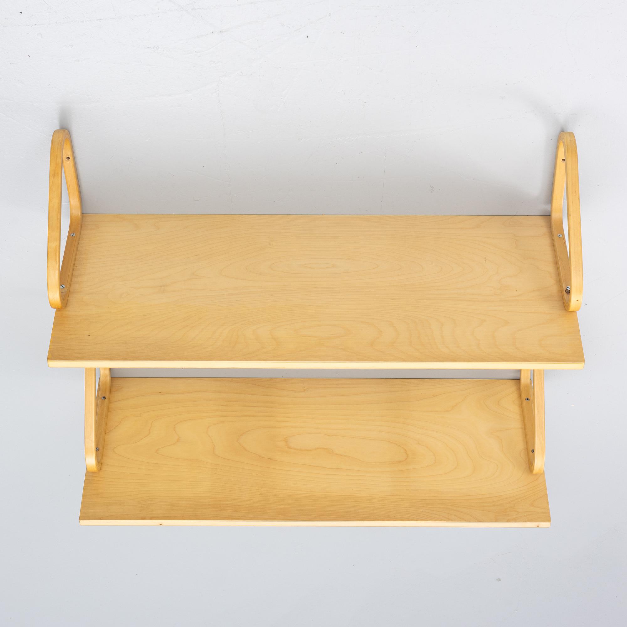 Alvar Aalto, vägghyllor, ett par, modell 112B, Artek, Finland, sent 1900-tal.