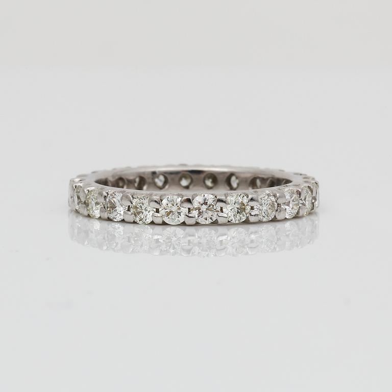HELALLIANSRING, guld 18K, 24 briljantslipade diamanter, ca H-1/VS-SI, tot ca 1,2 ct. Vikt ca 3 gram.