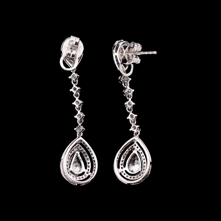 ÖRHÄNGEN, 1 par, 18 k vitguld, briljantslipade diamanter tot 2.39 ct.
