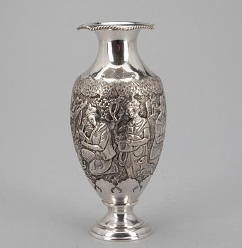 VAS + SERVERINGSBESTICK, 6 delar. Silver, stål. Vasen troligen Turkiet, besticken Tyskland. Totalvikt 245 g.