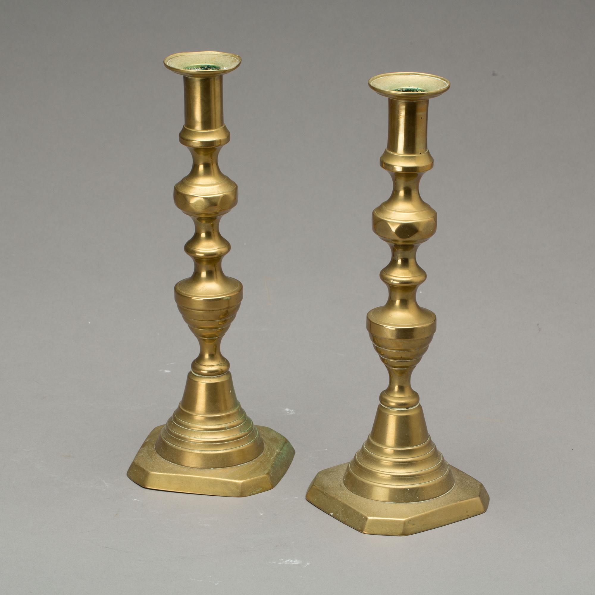 LJUSSTAKAR, ett par, mässing, England, 1900-talets andra hälft.