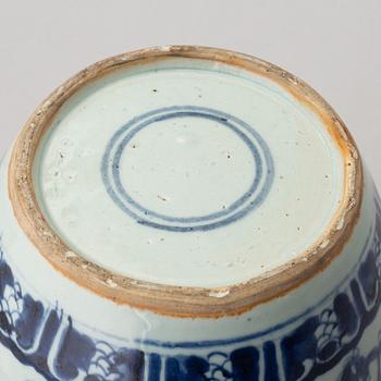A Chinese blue and white jar, Qing dynasty 18th/19th century.