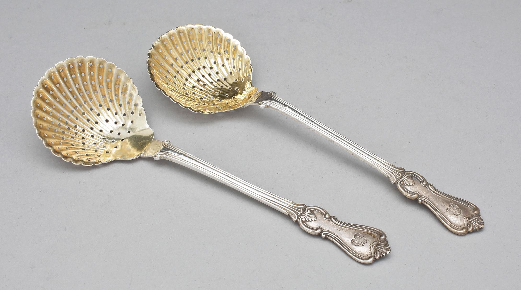 STRÖSKEDAR, ett par, silver, Gustaf Möllenborg, Stockholm. 1848. Tot 128 g.