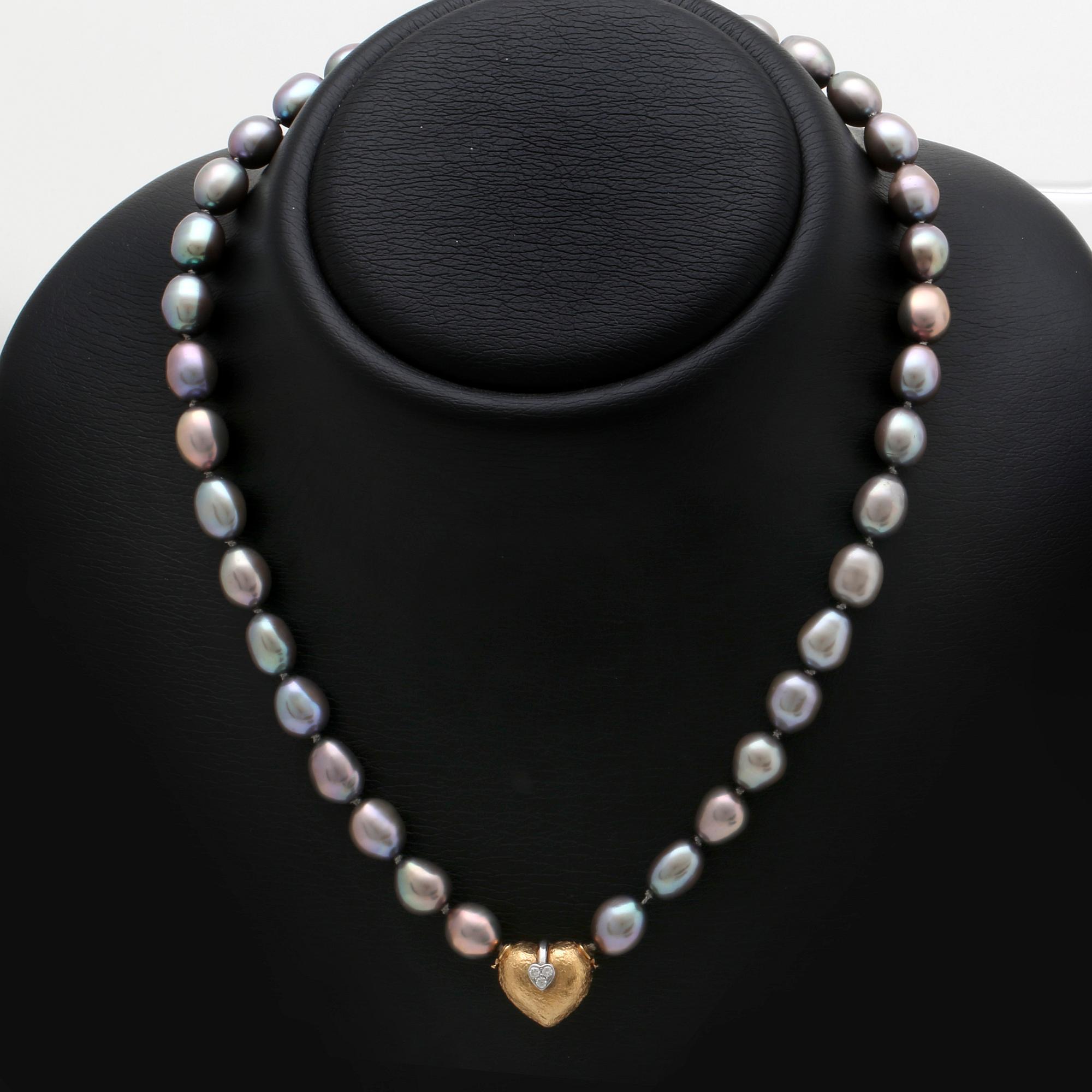 Necklace grey freshwater-pearls approx 8 mm, clasp 18k gold with 3 brilliant-cut diamonds.