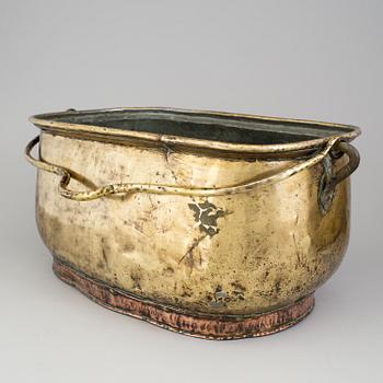 AN 18TH CENTURY BRASS CAULDRON.