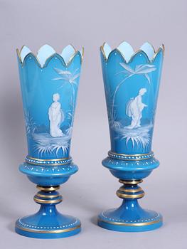 VASER, ett par. Glas, sk Mary Gregoryglas, England.