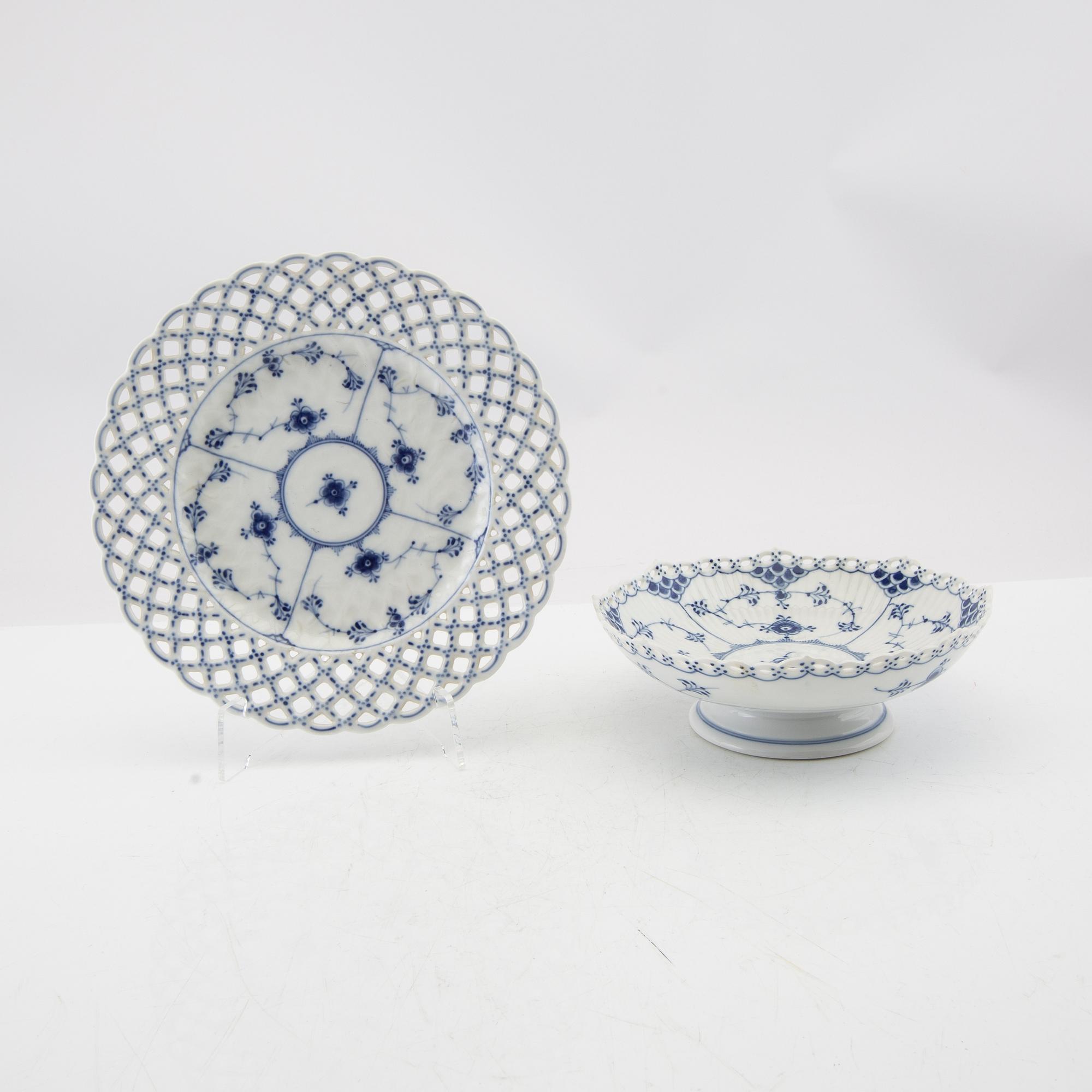 Service 52 pcs Musselmalet Royal Copenhagen Denmark porcelain.