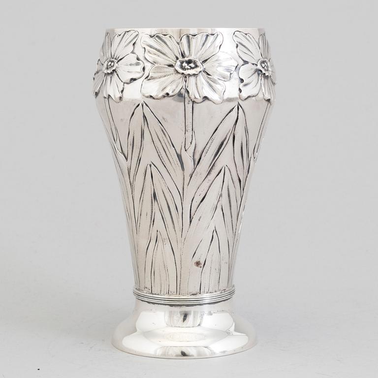 A Swedish Art Nouveau silver vase, maker's mark Emil O Möller, Malmö 1901.