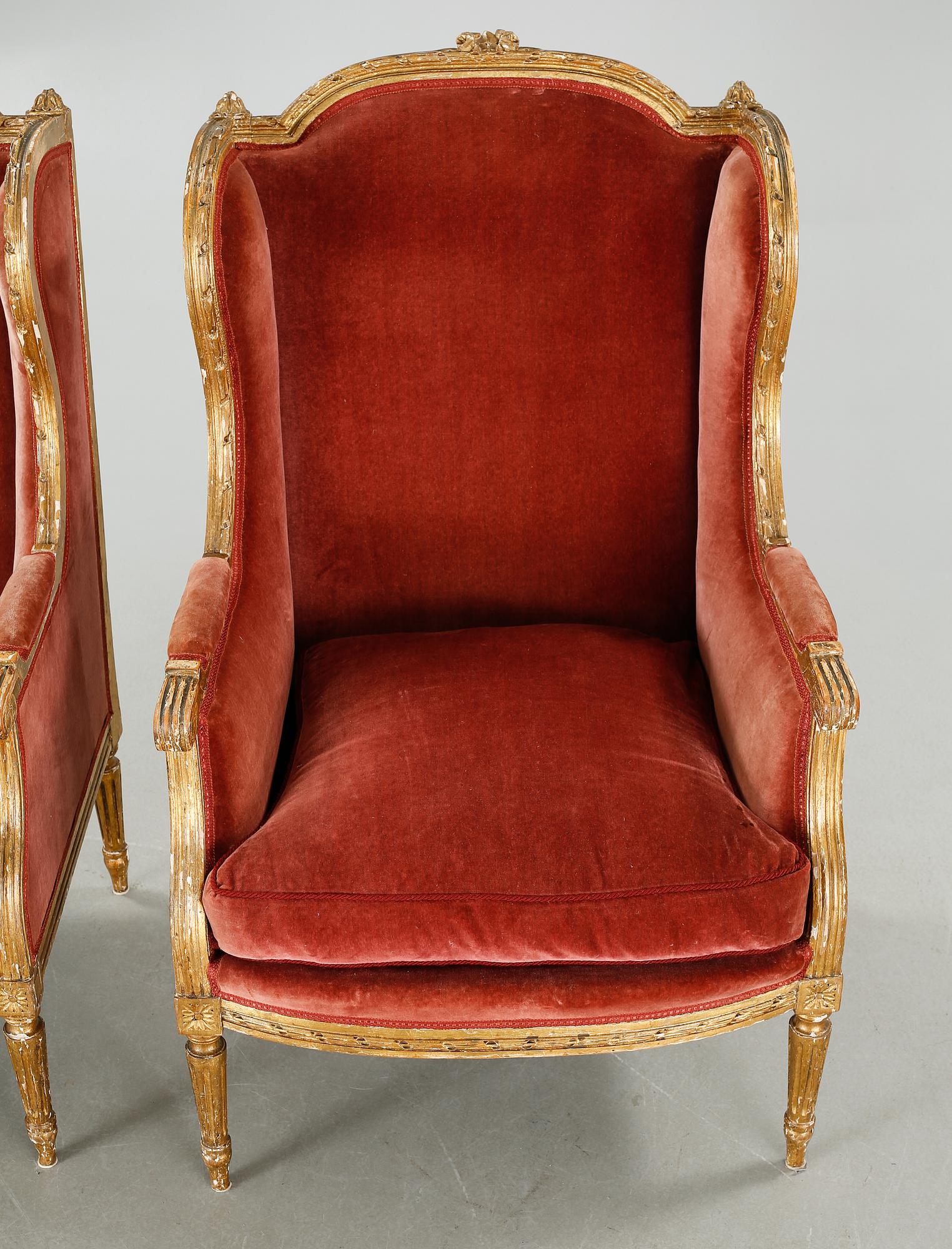 A pair of lounge chairs from the first half of the 20th century.