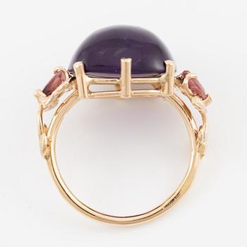 Ring, Mandelstam, 18K guld  med cabochonslipad ametist, turmaliner och briljantslipade diamanter.