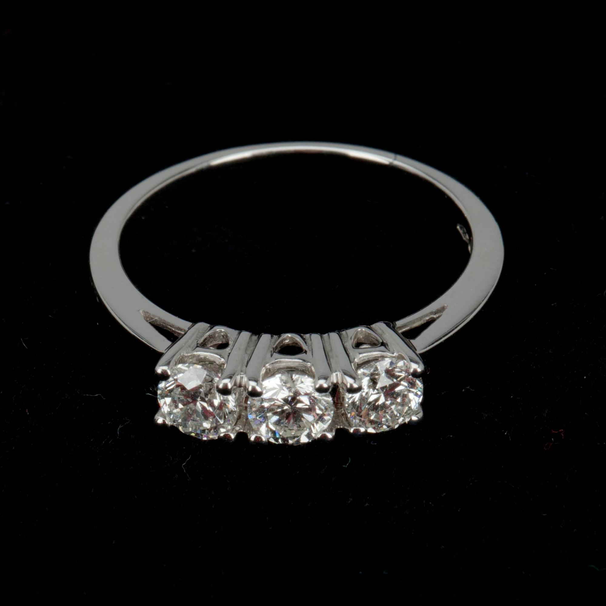 RING, vitguld 18K samt 3 diamanter à 0,25 ct, tot. 0,75 ct. Vikt 3,4 g.