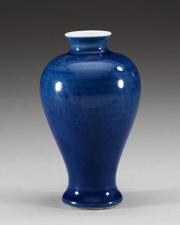 A blue glazed Meiping vase, Qing dynasty.