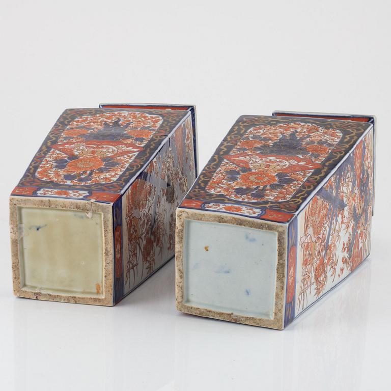 A pair of Imari vases, Japan, around 1900.