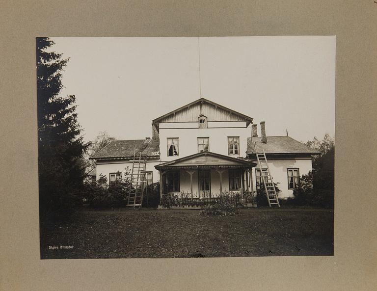 Signe Brander, valokuvia, 11 kpl, kiinnitetty kartonkiin. 1900-luvun ensimmäinen neljännes.
