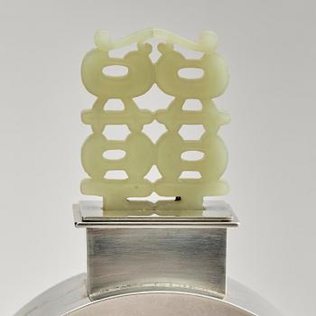 Inga Lagervall Ringbom, flaska med lock, sterling silver och nefrit, Stockholm 1978.
