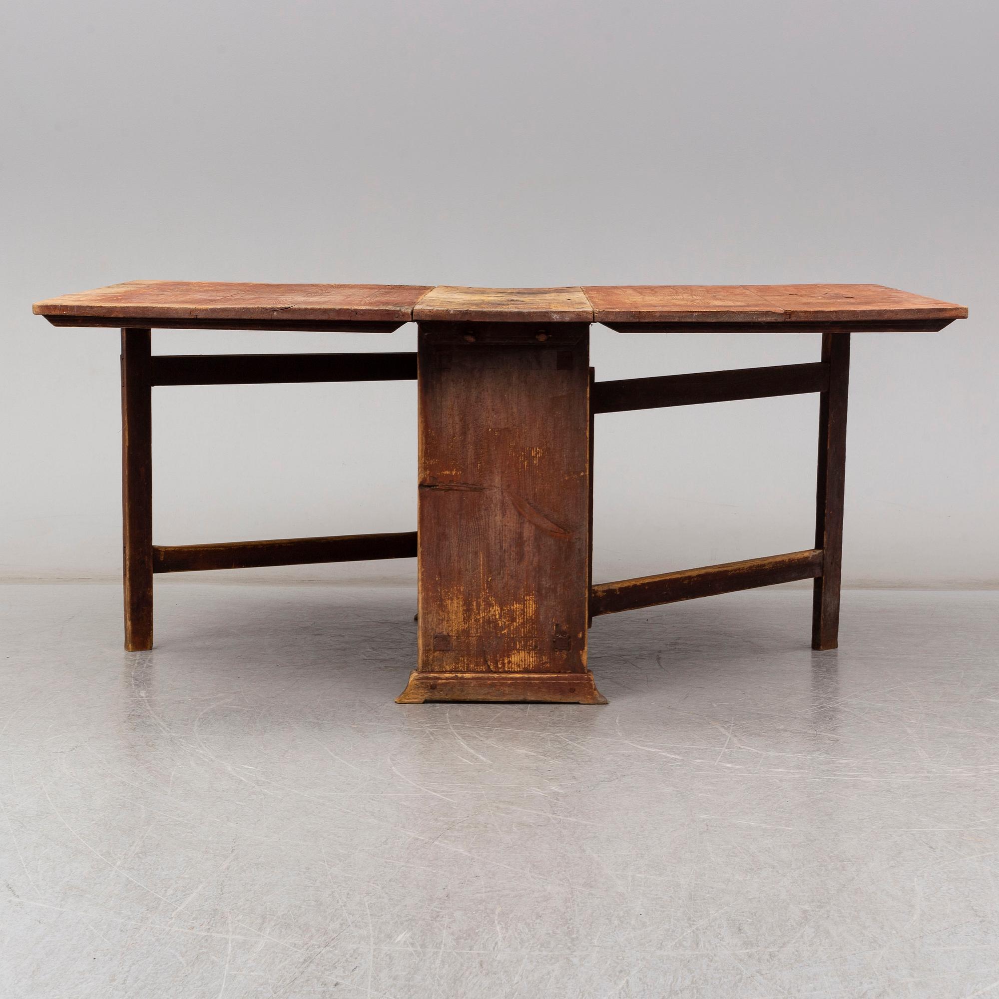 A gate-legged table from the early 19th century.